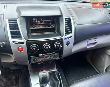 Чорний Міцубісі Паджеро Спорт, об'ємом двигуна 2.48 л та пробігом 200 тис. км за 13500 $, фото 13 на Automoto.ua