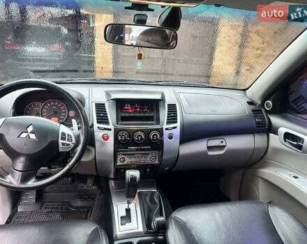 Чорний Міцубісі Паджеро Спорт, об'ємом двигуна 2.48 л та пробігом 200 тис. км за 13500 $, фото 12 на Automoto.ua