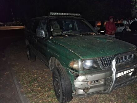 Зелений Міцубісі Паджеро Спорт, об'ємом двигуна 2.5 л та пробігом 300 тис. км за 3200 $, фото 1 на Automoto.ua