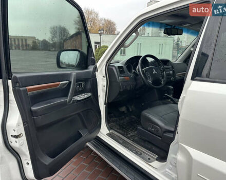 Белый Мицубиси Паджеро Вагон, объемом двигателя 3.2 л и пробегом 292 тыс. км за 12500 $, фото 21 на Automoto.ua