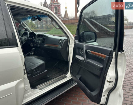 Белый Мицубиси Паджеро Вагон, объемом двигателя 3.2 л и пробегом 292 тыс. км за 12500 $, фото 30 на Automoto.ua