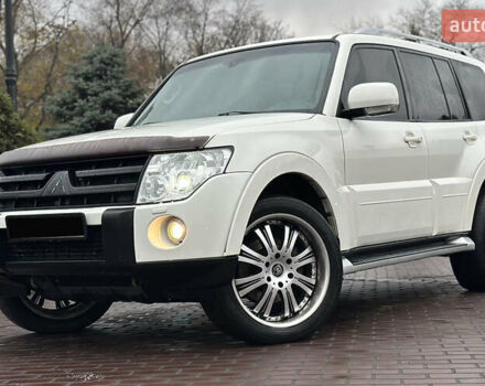 Белый Мицубиси Паджеро Вагон, объемом двигателя 3.2 л и пробегом 292 тыс. км за 12500 $, фото 1 на Automoto.ua