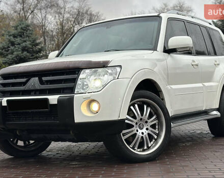 Белый Мицубиси Паджеро Вагон, объемом двигателя 3.2 л и пробегом 292 тыс. км за 12500 $, фото 1 на Automoto.ua