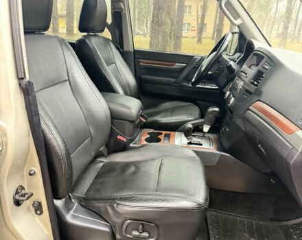 Бежевий Міцубісі Паджеро Вагон, об'ємом двигуна 3.2 л та пробігом 211 тис. км за 12800 $, фото 4 на Automoto.ua