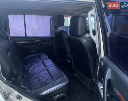 Бежевый Мицубиси Паджеро Вагон, объемом двигателя 3 л и пробегом 276 тыс. км за 12000 $, фото 5 на Automoto.ua