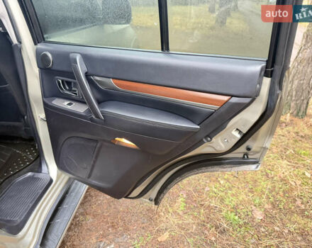 Бежевий Міцубісі Паджеро Вагон, об'ємом двигуна 3.2 л та пробігом 211 тис. км за 12800 $, фото 53 на Automoto.ua