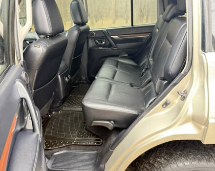 Бежевий Міцубісі Паджеро Вагон, об'ємом двигуна 3.2 л та пробігом 211 тис. км за 12800 $, фото 8 на Automoto.ua