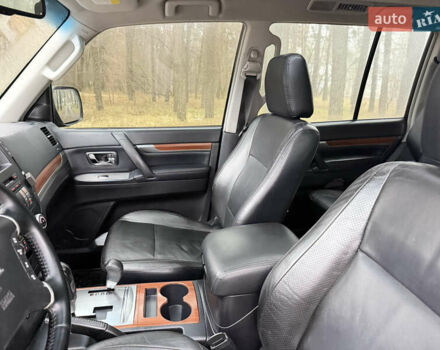 Бежевий Міцубісі Паджеро Вагон, об'ємом двигуна 3.2 л та пробігом 211 тис. км за 12800 $, фото 21 на Automoto.ua