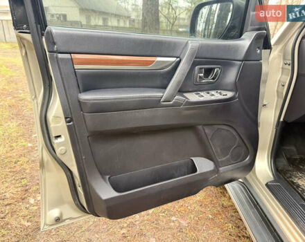 Бежевий Міцубісі Паджеро Вагон, об'ємом двигуна 3.2 л та пробігом 211 тис. км за 12800 $, фото 19 на Automoto.ua