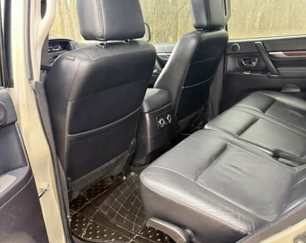 Бежевий Міцубісі Паджеро Вагон, об'ємом двигуна 3.2 л та пробігом 211 тис. км за 12800 $, фото 17 на Automoto.ua