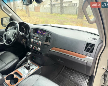 Бежевий Міцубісі Паджеро Вагон, об'ємом двигуна 3.2 л та пробігом 211 тис. км за 12800 $, фото 5 на Automoto.ua