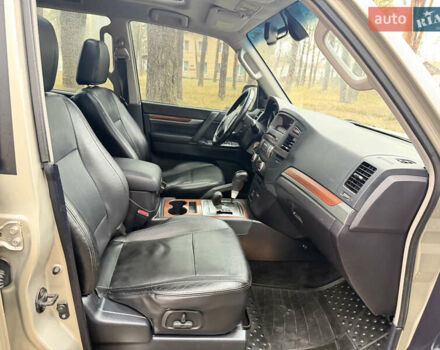 Бежевий Міцубісі Паджеро Вагон, об'ємом двигуна 3.2 л та пробігом 211 тис. км за 12800 $, фото 51 на Automoto.ua