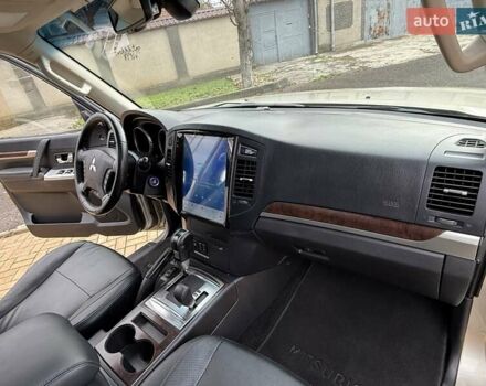 Бежевий Міцубісі Паджеро Вагон, об'ємом двигуна 3.2 л та пробігом 189 тис. км за 18300 $, фото 26 на Automoto.ua