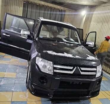 Черный Мицубиси Паджеро Вагон, объемом двигателя 3.2 л и пробегом 300 тыс. км за 10500 $, фото 1 на Automoto.ua