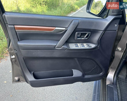 Коричневый Мицубиси Паджеро Вагон, объемом двигателя 3.83 л и пробегом 100 тыс. км за 19900 $, фото 28 на Automoto.ua