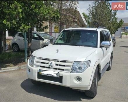 Белый Мицубиси Паджеро, объемом двигателя 3 л и пробегом 275 тыс. км за 10000 $, фото 1 на Automoto.ua