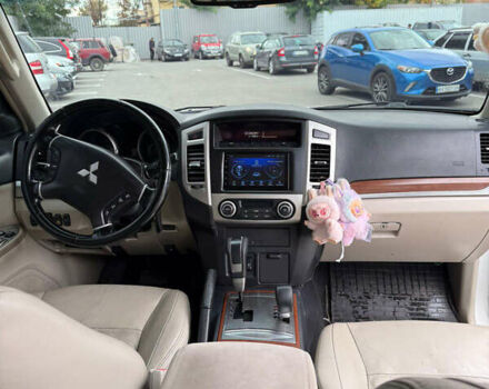 Белый Мицубиси Паджеро, объемом двигателя 3 л и пробегом 335 тыс. км за 8700 $, фото 6 на Automoto.ua