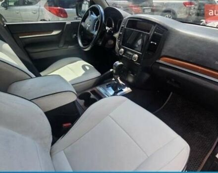 Белый Мицубиси Паджеро, объемом двигателя 3 л и пробегом 275 тыс. км за 10000 $, фото 3 на Automoto.ua