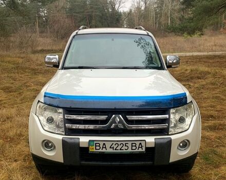 Белый Мицубиси Паджеро, объемом двигателя 3 л и пробегом 202 тыс. км за 12000 $, фото 1 на Automoto.ua