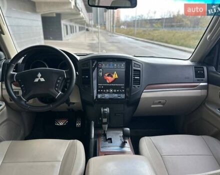 Білий Міцубісі Паджеро, об'ємом двигуна 3 л та пробігом 263 тис. км за 13499 $, фото 9 на Automoto.ua