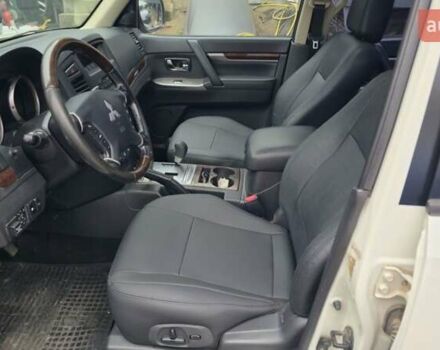 Белый Мицубиси Паджеро, объемом двигателя 3.5 л и пробегом 232 тыс. км за 14700 $, фото 2 на Automoto.ua