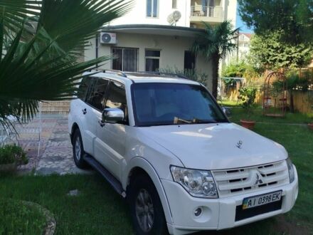 Белый Мицубиси Паджеро, объемом двигателя 3 л и пробегом 275 тыс. км за 10000 $, фото 1 на Automoto.ua