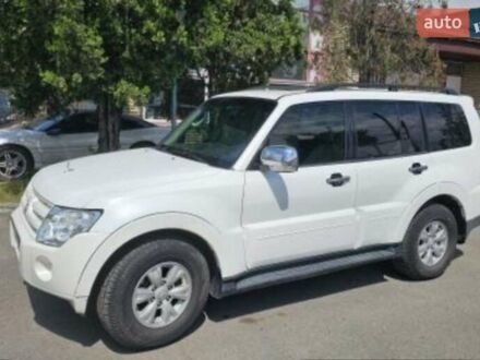 Белый Мицубиси Паджеро, объемом двигателя 3 л и пробегом 275 тыс. км за 10000 $, фото 1 на Automoto.ua
