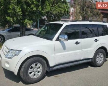 Белый Мицубиси Паджеро, объемом двигателя 3 л и пробегом 275 тыс. км за 10000 $, фото 1 на Automoto.ua