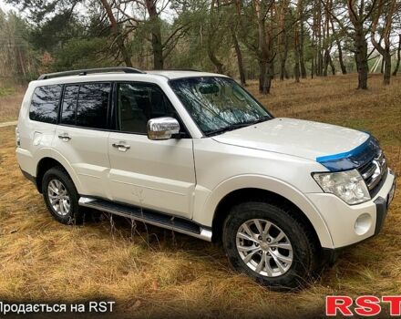 Белый Мицубиси Паджеро, объемом двигателя 3 л и пробегом 202 тыс. км за 12000 $, фото 1 на Automoto.ua