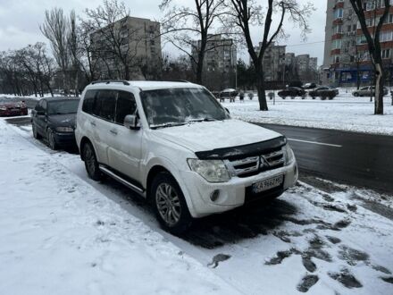 Белый Мицубиси Паджеро, объемом двигателя 3.2 л и пробегом 230 тыс. км за 15000 $, фото 1 на Automoto.ua