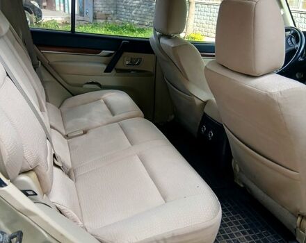Бежевый Мицубиси Паджеро, объемом двигателя 3 л и пробегом 270 тыс. км за 9700 $, фото 3 на Automoto.ua
