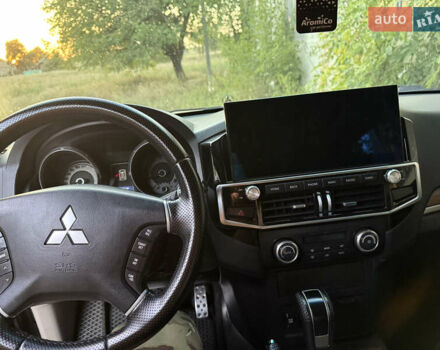 Бежевий Міцубісі Паджеро, об'ємом двигуна 3.2 л та пробігом 290 тис. км за 13000 $, фото 1 на Automoto.ua