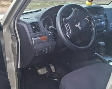 Бежевый Мицубиси Паджеро, объемом двигателя 3 л и пробегом 196 тыс. км за 10000 $, фото 4 на Automoto.ua