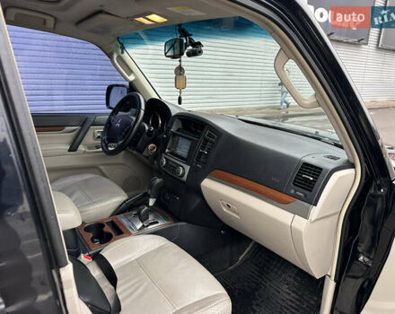 Черный Мицубиси Паджеро, объемом двигателя 3.2 л и пробегом 191 тыс. км за 12900 $, фото 17 на Automoto.ua