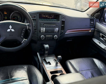 Чорний Міцубісі Паджеро, об'ємом двигуна 3.2 л та пробігом 201 тис. км за 8999 $, фото 15 на Automoto.ua