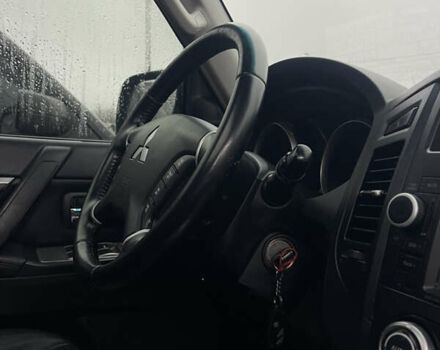 Черный Мицубиси Паджеро, объемом двигателя 3.8 л и пробегом 258 тыс. км за 10900 $, фото 6 на Automoto.ua