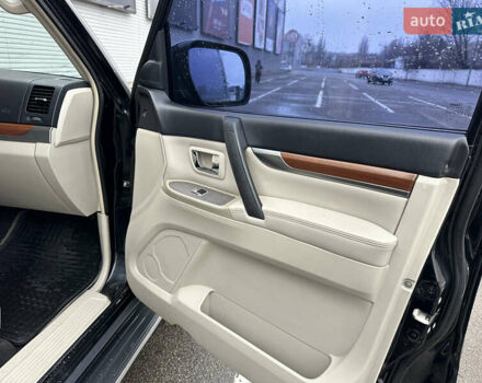 Черный Мицубиси Паджеро, объемом двигателя 3.2 л и пробегом 191 тыс. км за 12900 $, фото 18 на Automoto.ua