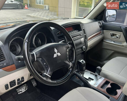 Черный Мицубиси Паджеро, объемом двигателя 3 л и пробегом 210 тыс. км за 10500 $, фото 10 на Automoto.ua