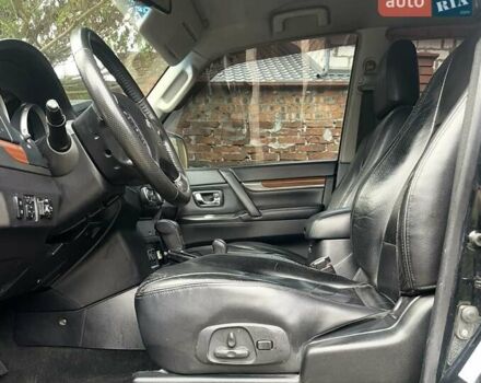 Чорний Міцубісі Паджеро, об'ємом двигуна 3 л та пробігом 260 тис. км за 10800 $, фото 58 на Automoto.ua