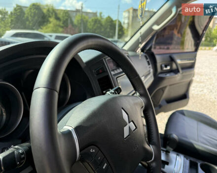 Чорний Міцубісі Паджеро, об'ємом двигуна 3.2 л та пробігом 260 тис. км за 12950 $, фото 3 на Automoto.ua