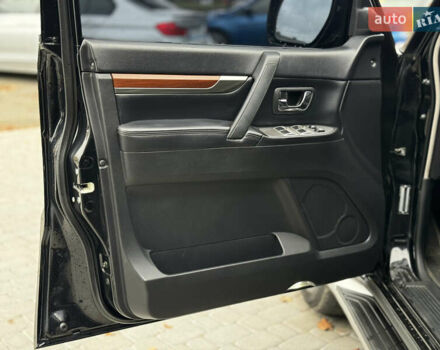 Чорний Міцубісі Паджеро, об'ємом двигуна 3.2 л та пробігом 209 тис. км за 11500 $, фото 23 на Automoto.ua