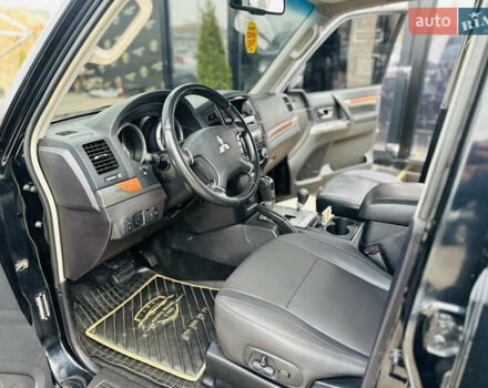 Черный Мицубиси Паджеро, объемом двигателя 2.97 л и пробегом 241 тыс. км за 11900 $, фото 12 на Automoto.ua