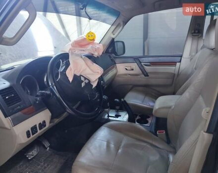 Черный Мицубиси Паджеро, объемом двигателя 3 л и пробегом 320 тыс. км за 6000 $, фото 2 на Automoto.ua