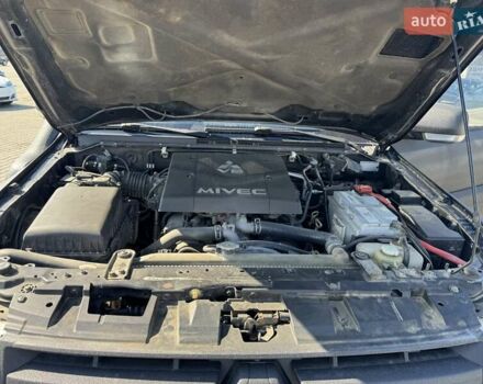 Чорний Міцубісі Паджеро, об'ємом двигуна 3.83 л та пробігом 254 тис. км за 16300 $, фото 27 на Automoto.ua