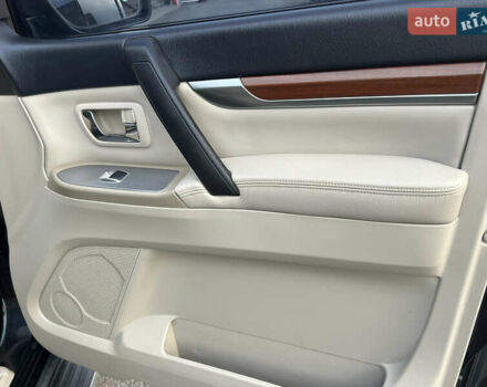 Черный Мицубиси Паджеро, объемом двигателя 3 л и пробегом 210 тыс. км за 10500 $, фото 13 на Automoto.ua