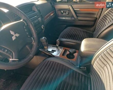 Черный Мицубиси Паджеро, объемом двигателя 3.2 л и пробегом 278 тыс. км за 12850 $, фото 6 на Automoto.ua