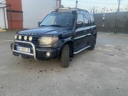 Черный Мицубиси Паджеро, объемом двигателя 1.8 л и пробегом 300 тыс. км за 2050 $, фото 1 на Automoto.ua