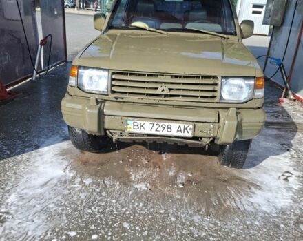 Красный Мицубиси Паджеро, объемом двигателя 2.5 л и пробегом 400 тыс. км за 3500 $, фото 1 на Automoto.ua