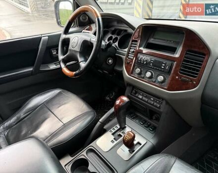 Серый Мицубиси Паджеро, объемом двигателя 3.5 л и пробегом 395 тыс. км за 5999 $, фото 49 на Automoto.ua