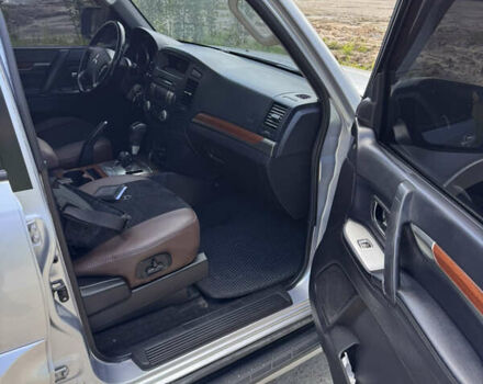 Сірий Міцубісі Паджеро, об'ємом двигуна 3 л та пробігом 215 тис. км за 12000 $, фото 5 на Automoto.ua